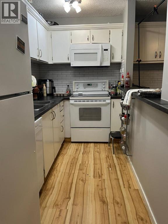 306, 1712 38 Street Se, Calgary, AB - Indoor Photo Showing Kitchen