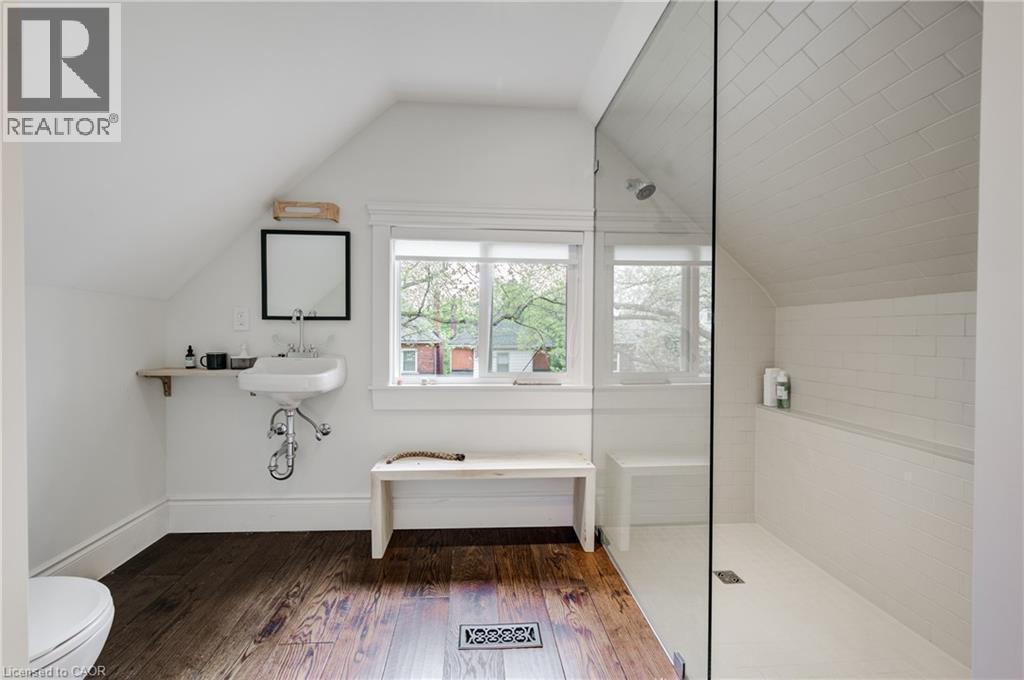 97 Gladstone Avenue, Hamilton, ON - Indoor Photo Showing Bathroom