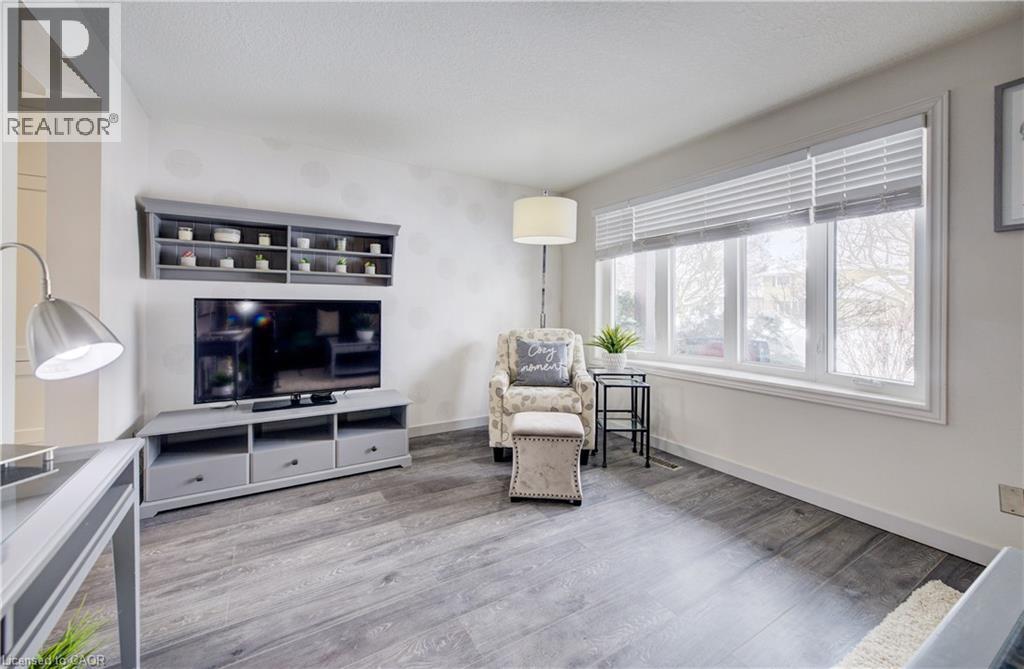 285 Sandowne Drive Unit# 1, Waterloo, ON - Indoor Photo Showing Living Room