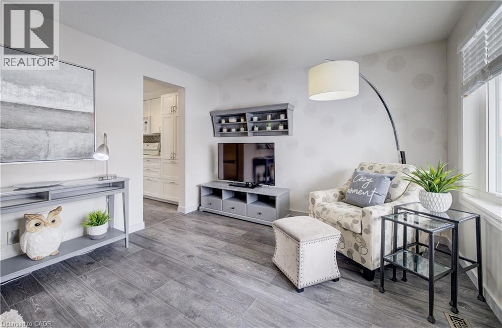 285 Sandowne Drive Unit# 1, Waterloo, ON - Indoor Photo Showing Living Room