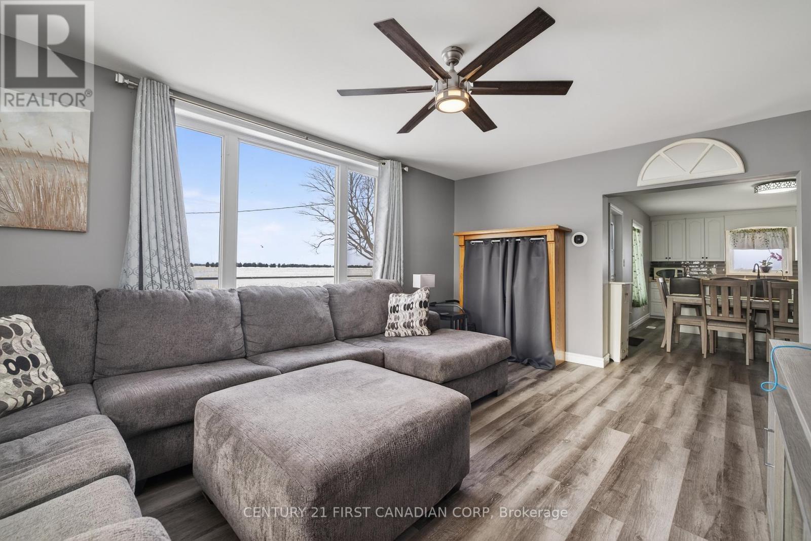 Living Room - 20385 Port Road, Chatham-Kent (Raleigh), ON - Indoor Photo Showing Living Room