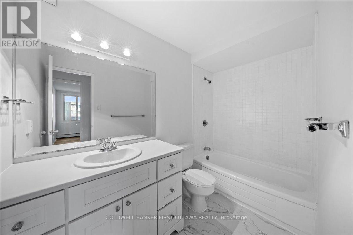 808 - 1171 Ambleside Drive, Ottawa, ON - Indoor Photo Showing Bathroom