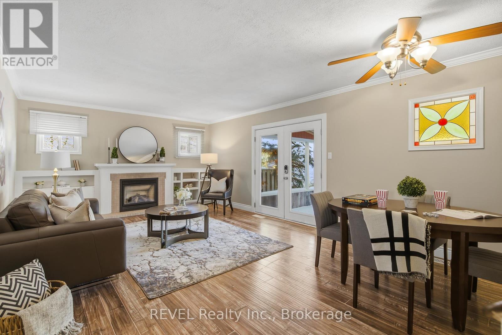 6 Rosslyn Avenue, Grimsby (Grimsby East), ON - Indoor With Fireplace