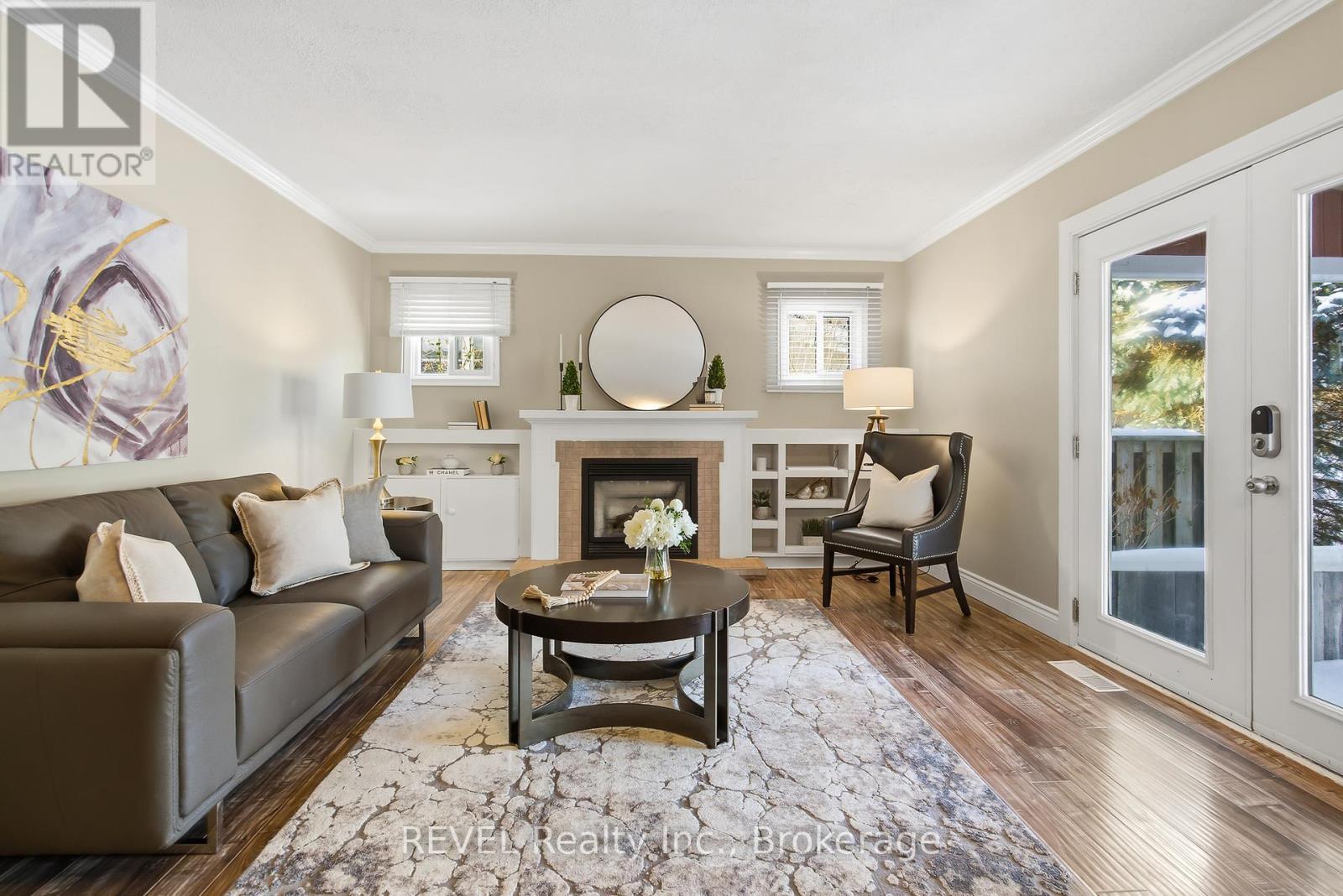 6 Rosslyn Avenue, Grimsby (Grimsby East), ON - Indoor Photo Showing Living Room With Fireplace