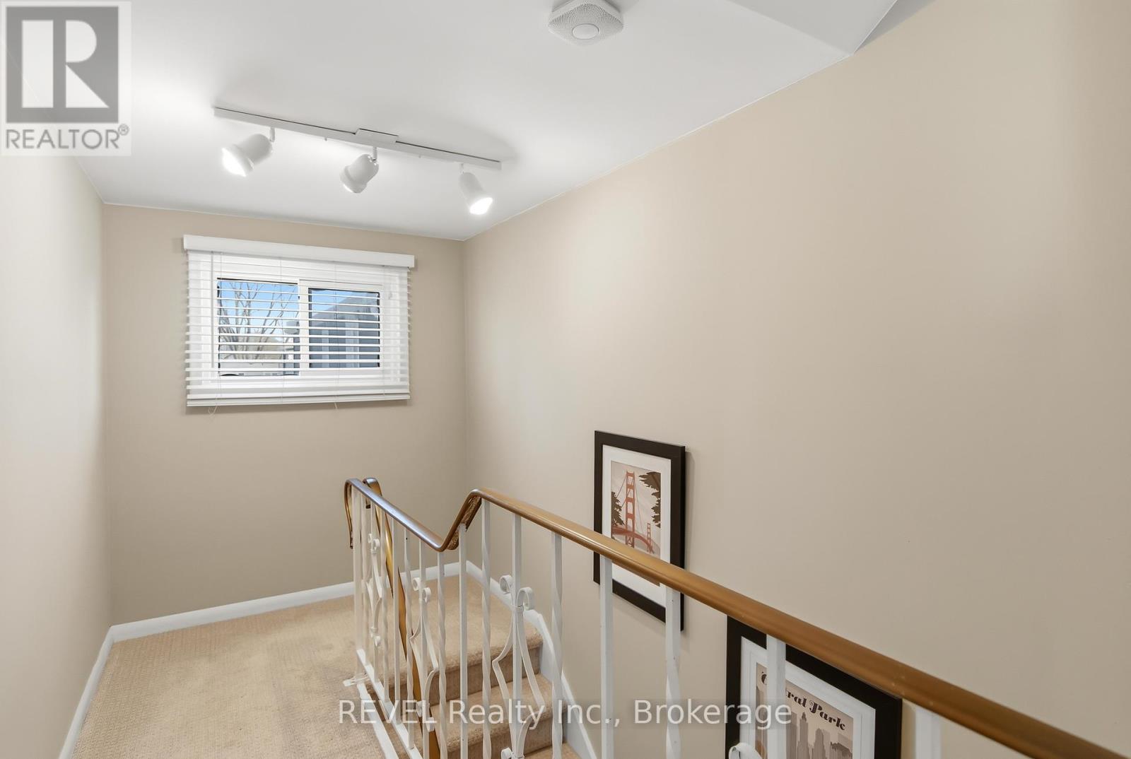 6 Rosslyn Avenue, Grimsby (Grimsby East), ON - Indoor Photo Showing Other Room