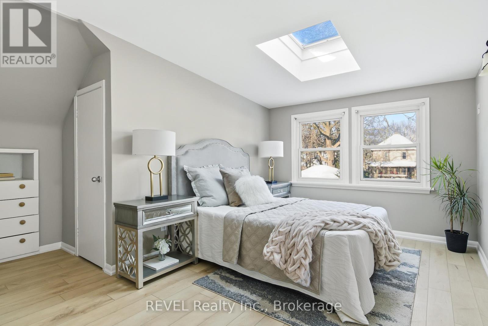 6 Rosslyn Avenue, Grimsby (Grimsby East), ON - Indoor Photo Showing Bedroom