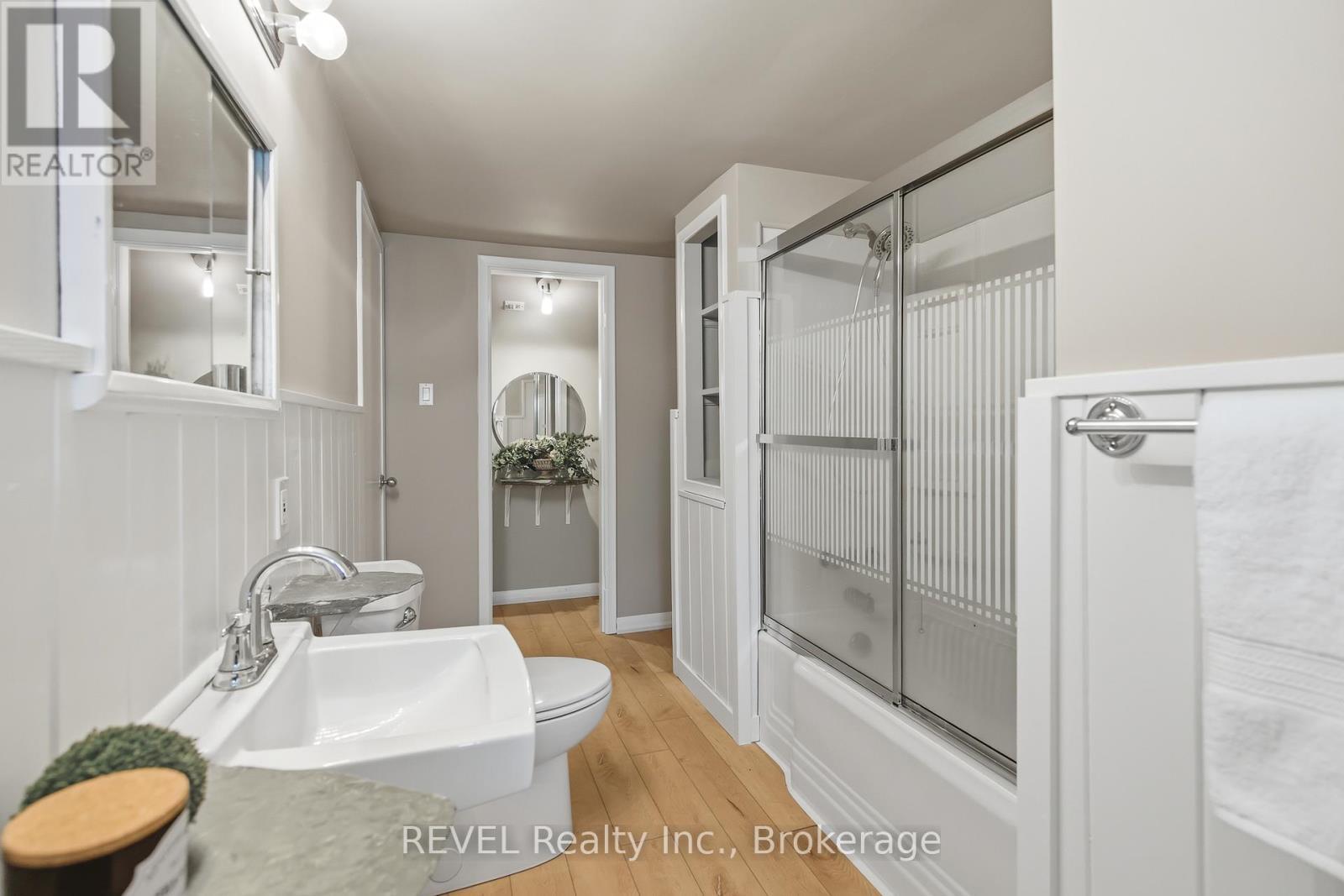 6 Rosslyn Avenue, Grimsby (Grimsby East), ON - Indoor Photo Showing Bathroom