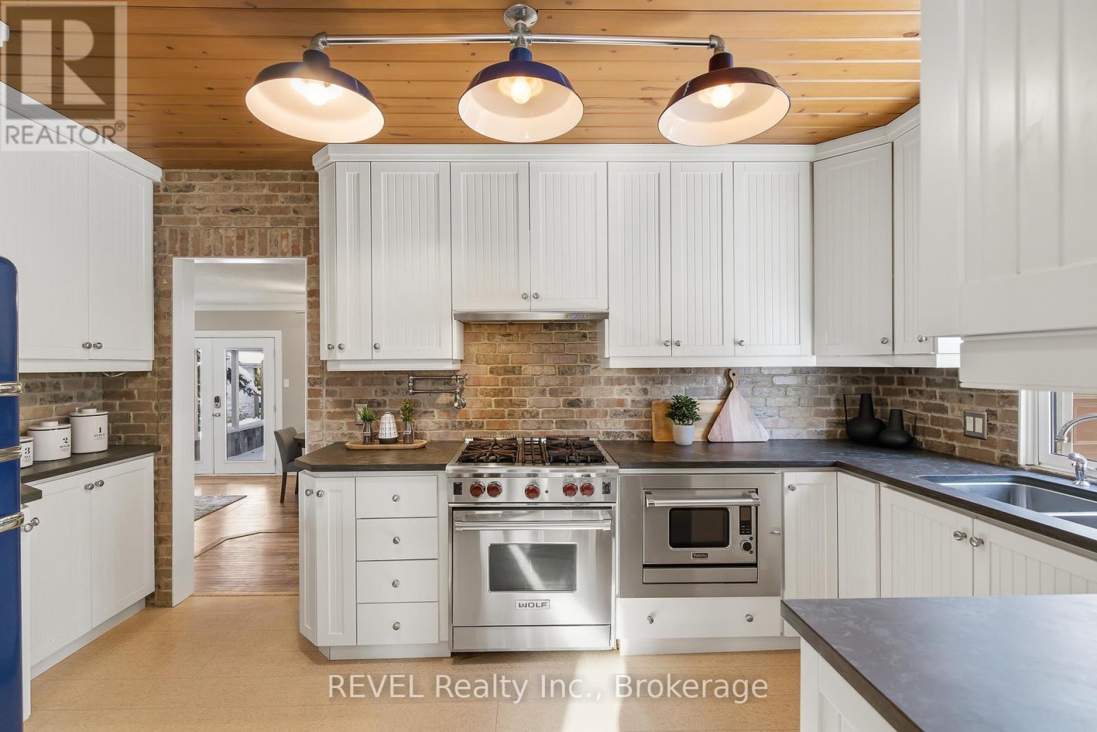 6 Rosslyn Avenue, Grimsby (Grimsby East), ON - Indoor Photo Showing Kitchen With Double Sink