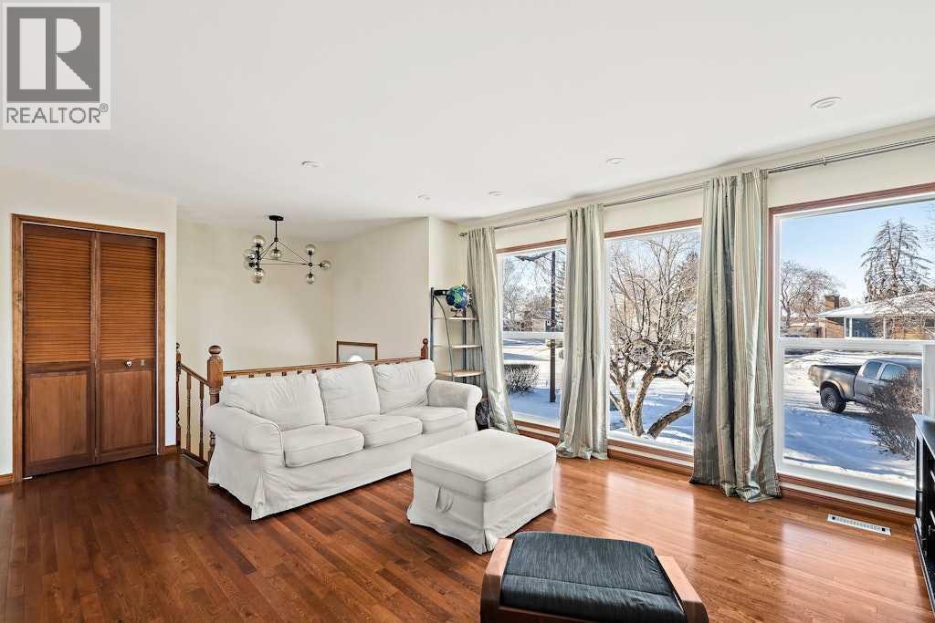 108 Lynnbrook Bay Se, Calgary, AB - Indoor Photo Showing Living Room
