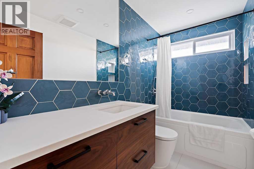 108 Lynnbrook Bay Se, Calgary, AB - Indoor Photo Showing Bathroom