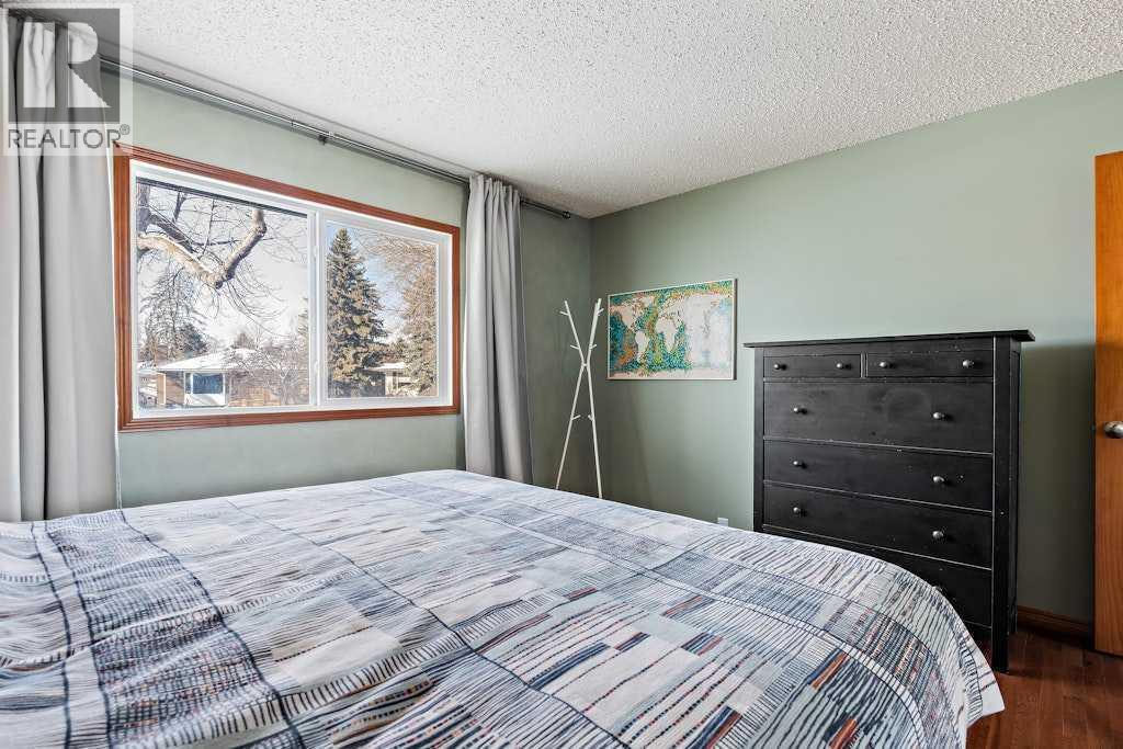 108 Lynnbrook Bay Se, Calgary, AB - Indoor Photo Showing Bedroom