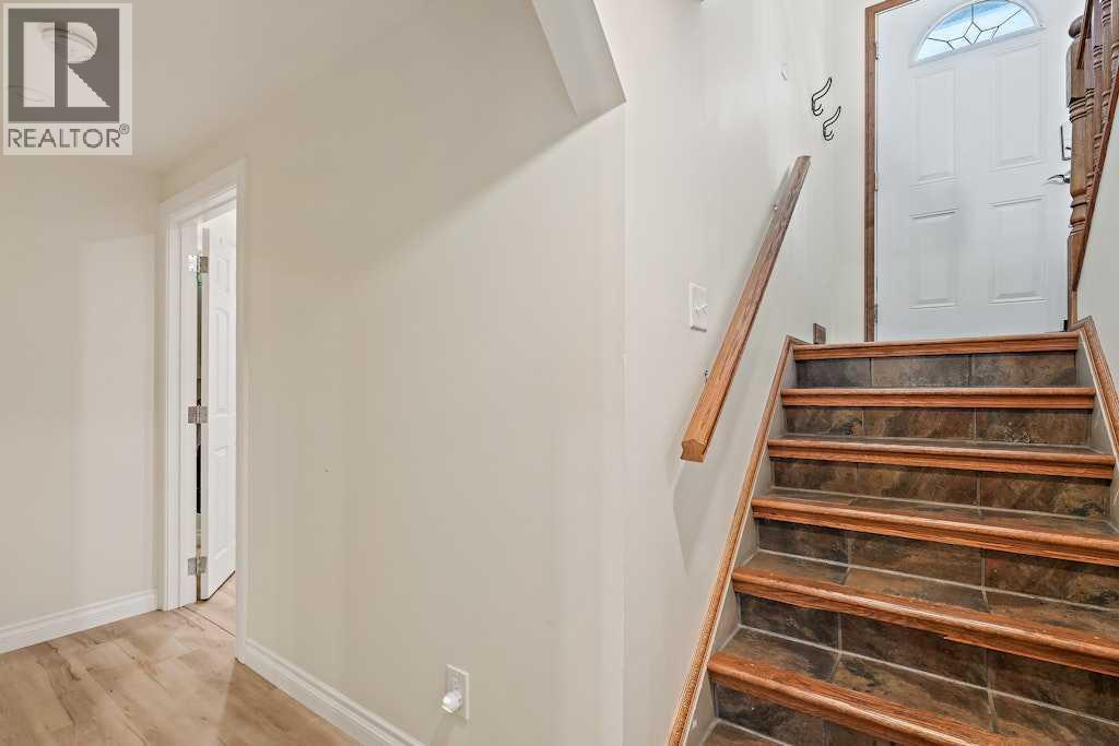 108 Lynnbrook Bay Se, Calgary, AB - Indoor Photo Showing Other Room