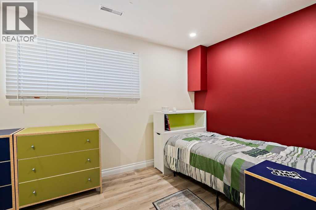 108 Lynnbrook Bay Se, Calgary, AB - Indoor Photo Showing Bedroom