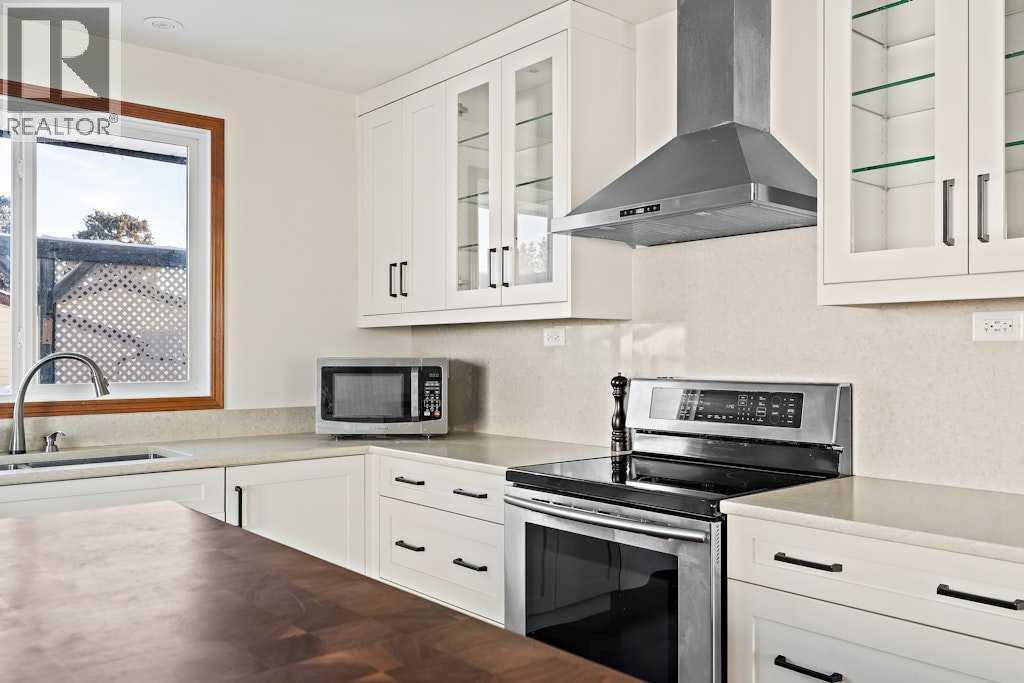 108 Lynnbrook Bay Se, Calgary, AB - Indoor Photo Showing Kitchen