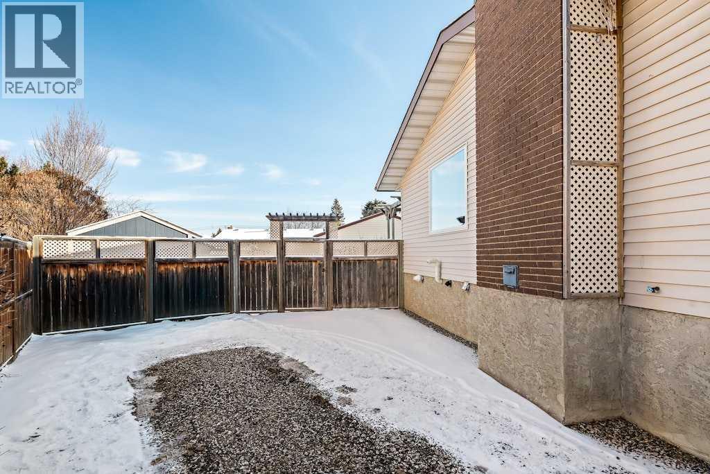 108 Lynnbrook Bay Se, Calgary, AB - Outdoor With Exterior