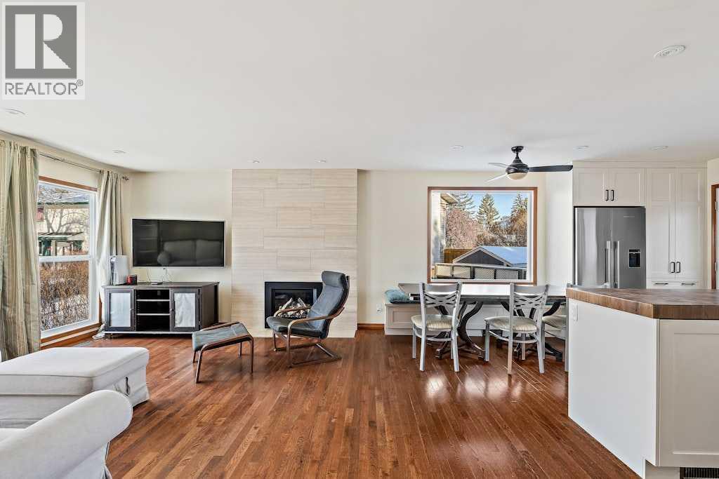 108 Lynnbrook Bay Se, Calgary, AB - Indoor Photo Showing Living Room