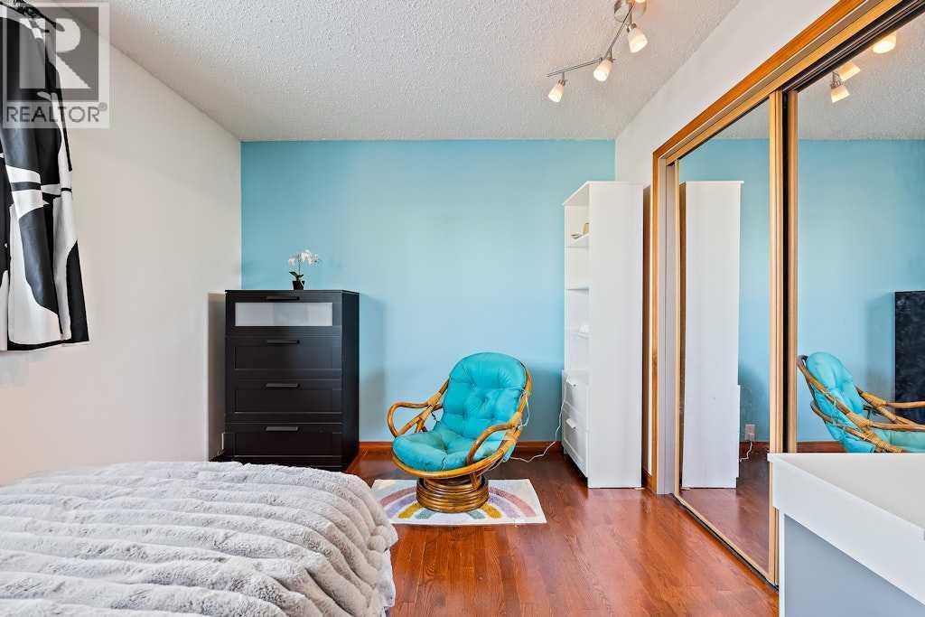 108 Lynnbrook Bay Se, Calgary, AB - Indoor Photo Showing Bedroom