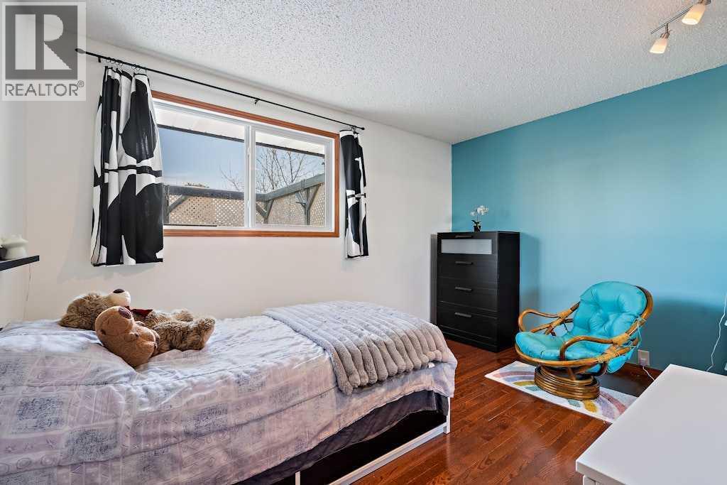 108 Lynnbrook Bay Se, Calgary, AB - Indoor Photo Showing Bedroom