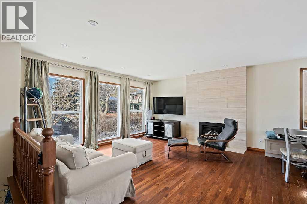 108 Lynnbrook Bay Se, Calgary, AB - Indoor Photo Showing Living Room