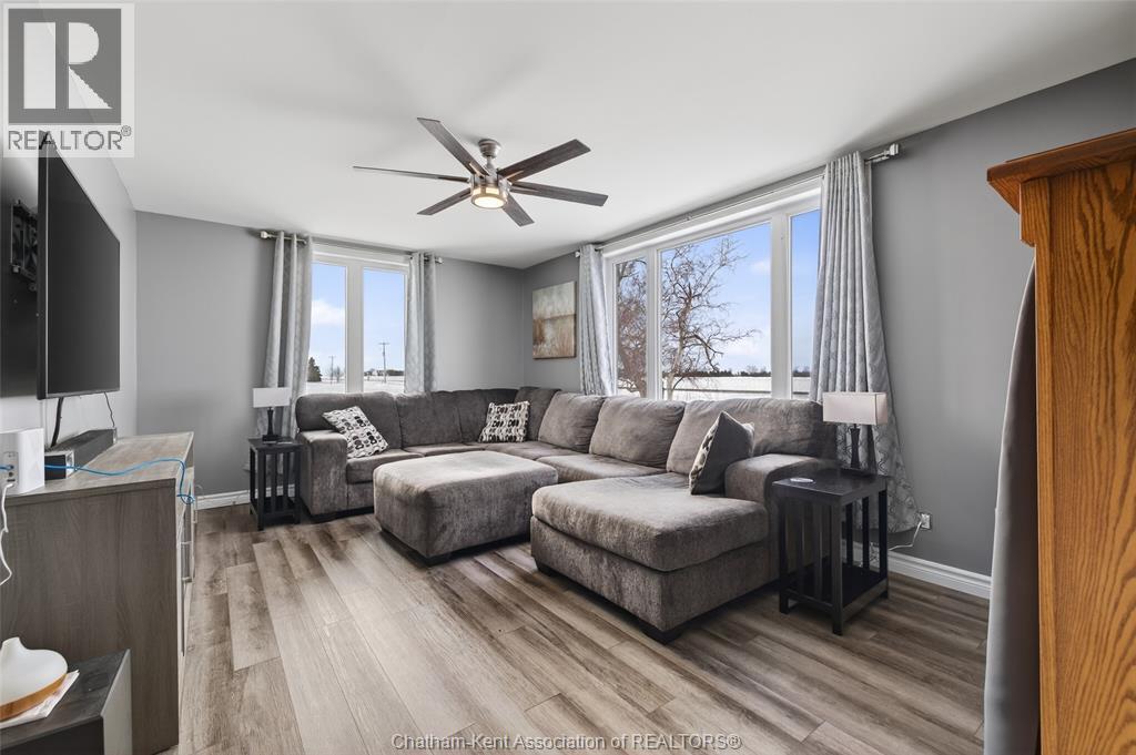 20385 Port Road, Merlin, ON - Indoor Photo Showing Living Room