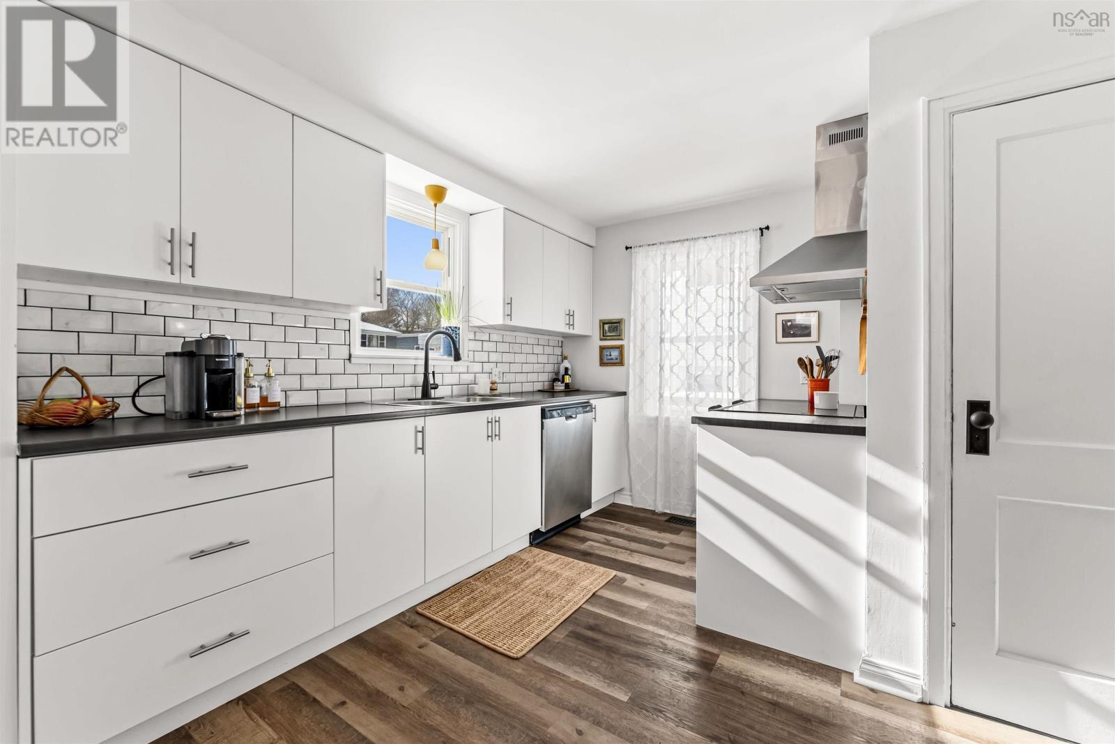 332 Portland Street, Dartmouth, NS - Indoor Photo Showing Kitchen