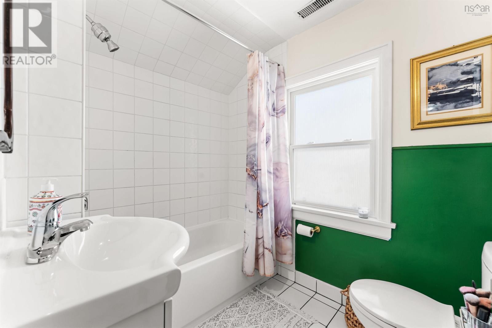 332 Portland Street, Dartmouth, NS - Indoor Photo Showing Bathroom