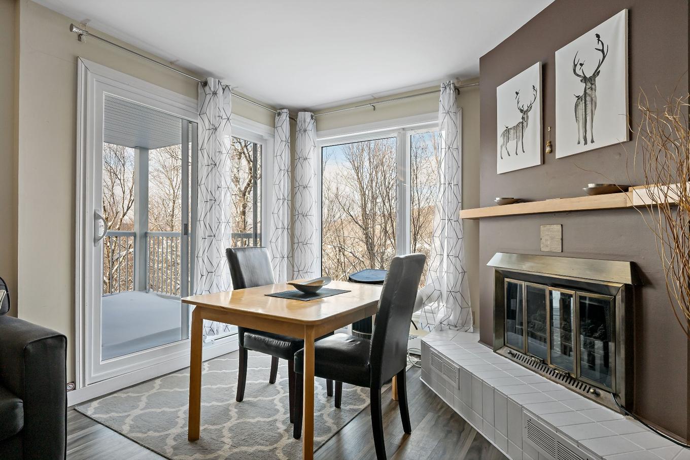 Coin-repas - 207-136 Rue Du Mont-Plaisant, Mont-Tremblant, QC - Indoor Photo Showing Dining Room With Fireplace