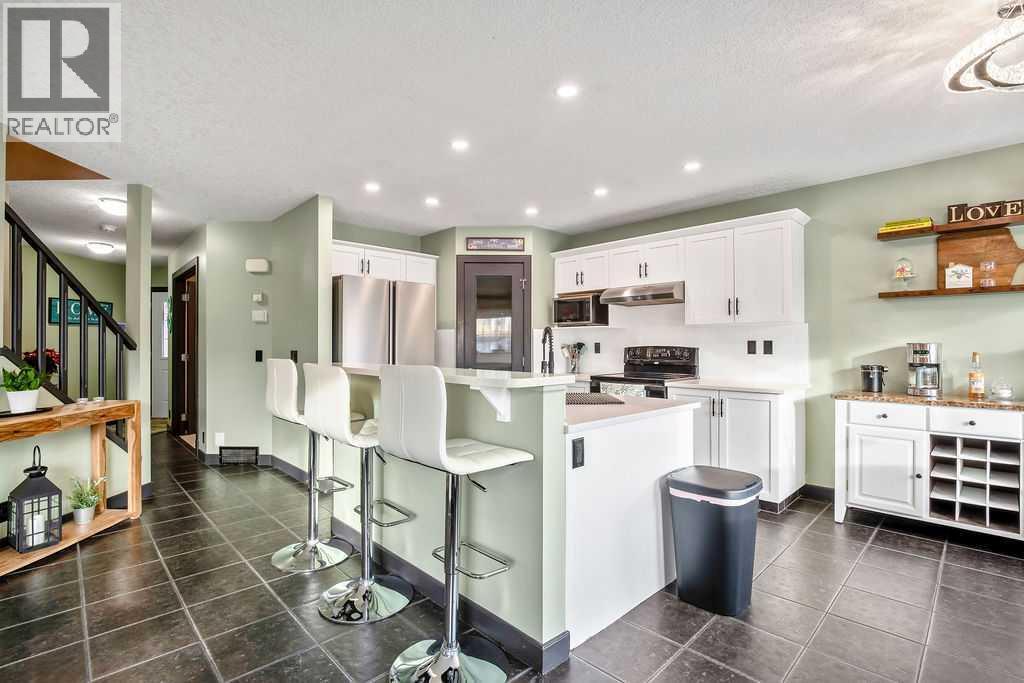 6 Westmount Circle, Okotoks, AB - Indoor Photo Showing Kitchen
