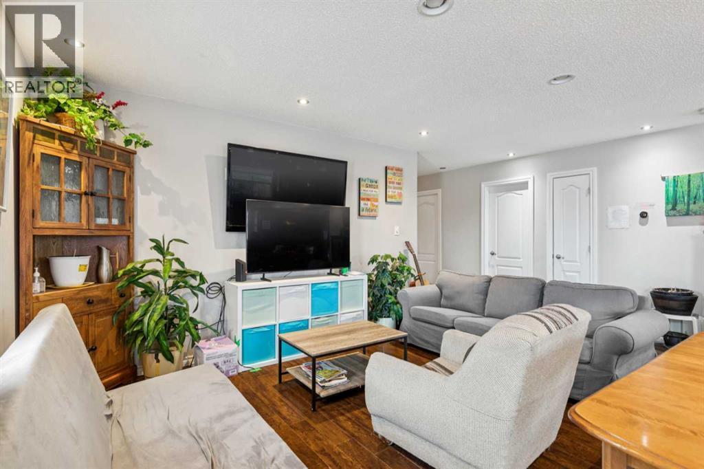 929 38 Street Se, Calgary, AB - Indoor Photo Showing Living Room
