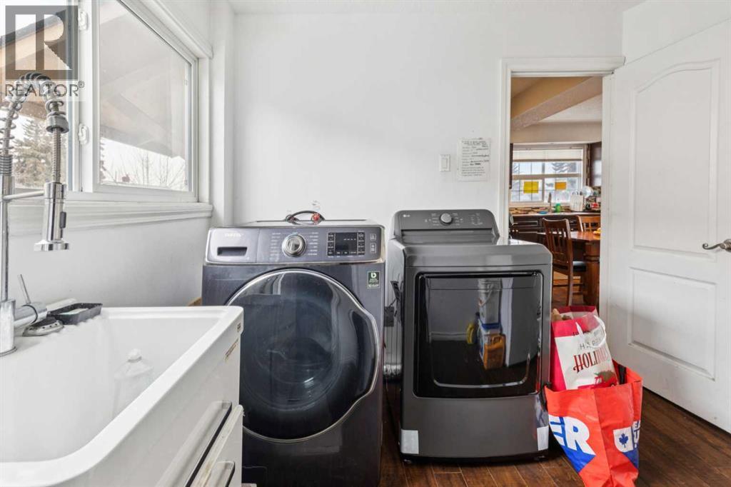 929 38 Street Se, Calgary, AB - Indoor Photo Showing Laundry Room