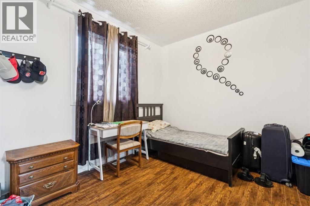 929 38 Street Se, Calgary, AB - Indoor Photo Showing Bedroom