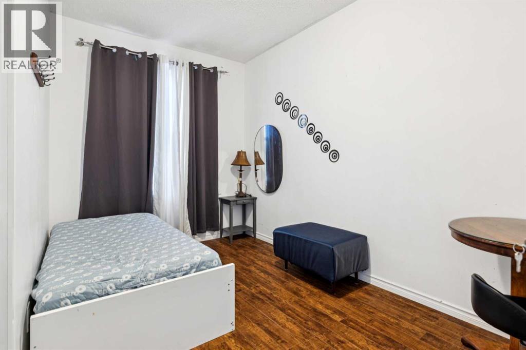929 38 Street Se, Calgary, AB - Indoor Photo Showing Bedroom