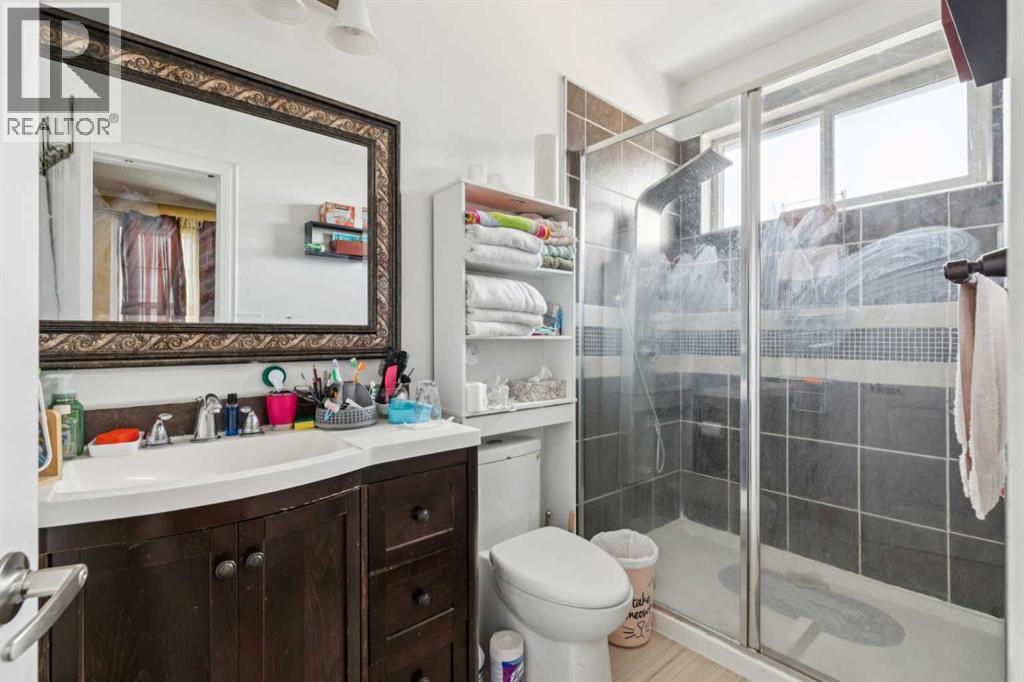 929 38 Street Se, Calgary, AB - Indoor Photo Showing Bathroom