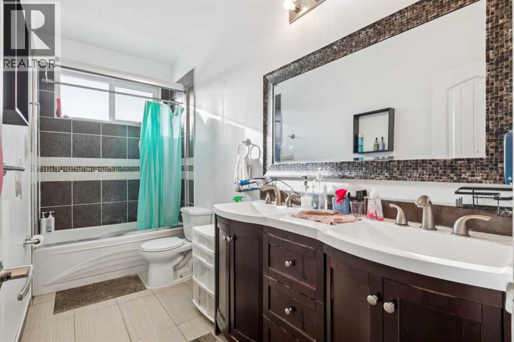 929 38 Street Se, Calgary, AB - Indoor Photo Showing Bathroom