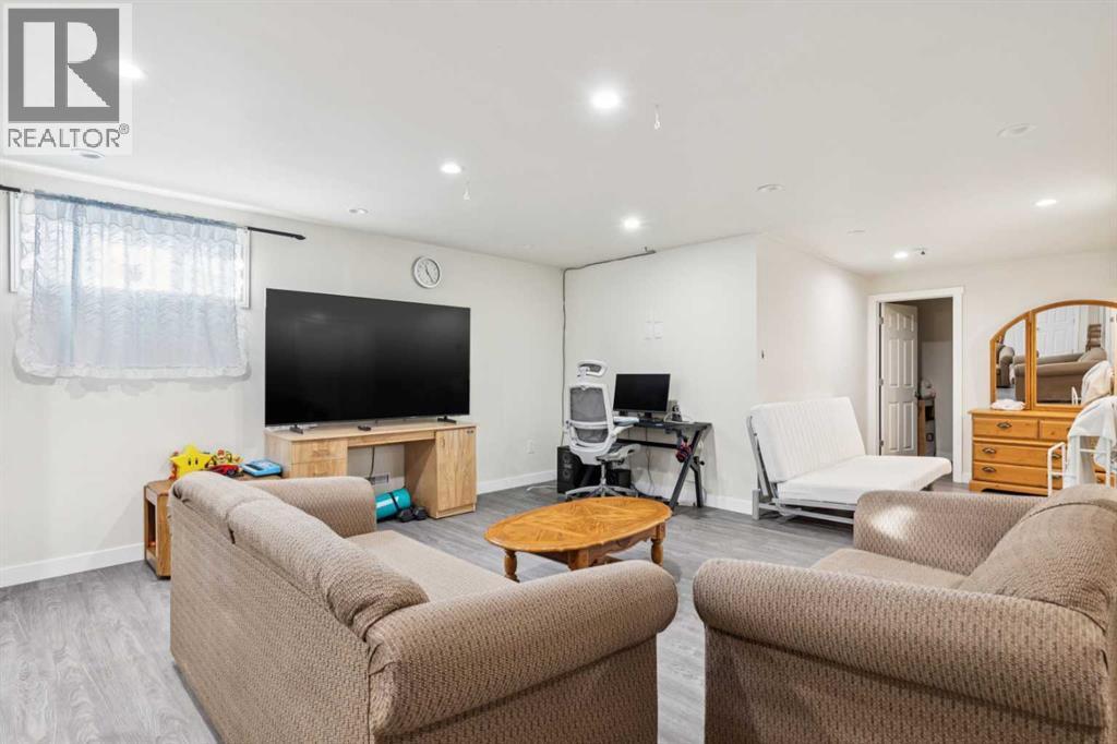 929 38 Street Se, Calgary, AB - Indoor Photo Showing Other Room