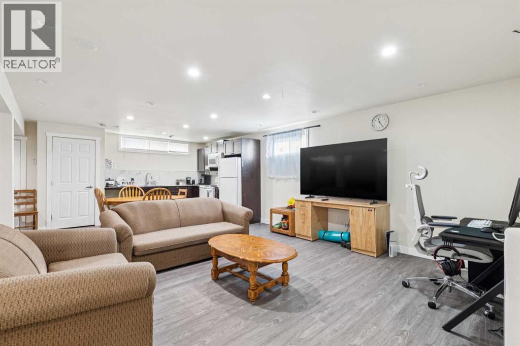 929 38 Street Se, Calgary, AB - Indoor Photo Showing Living Room
