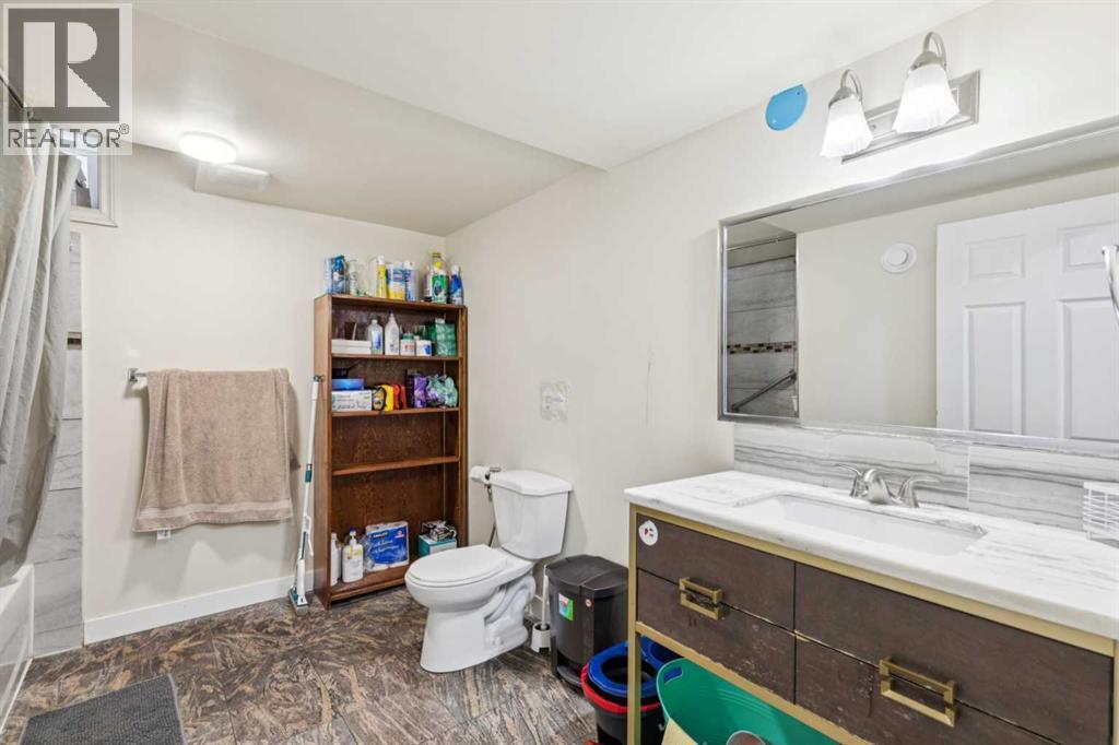 929 38 Street Se, Calgary, AB - Indoor Photo Showing Bathroom