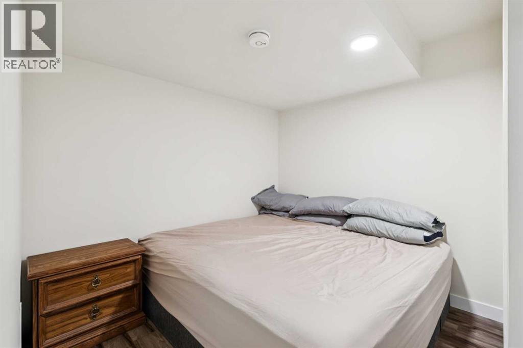 929 38 Street Se, Calgary, AB - Indoor Photo Showing Bedroom