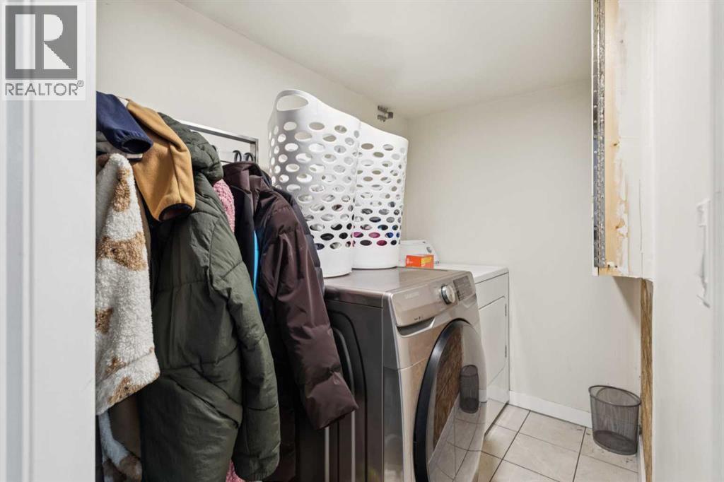 929 38 Street Se, Calgary, AB - Indoor Photo Showing Laundry Room