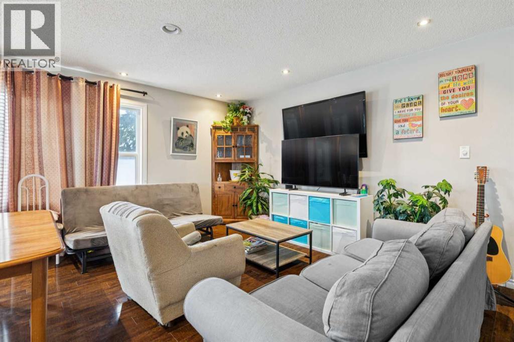 929 38 Street Se, Calgary, AB - Indoor Photo Showing Living Room