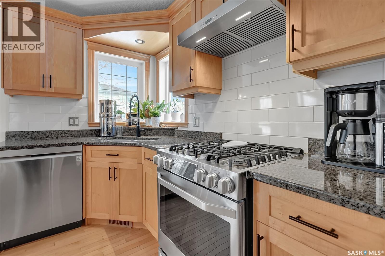 8014 Links Way, Regina, SK - Indoor Photo Showing Kitchen With Upgraded Kitchen