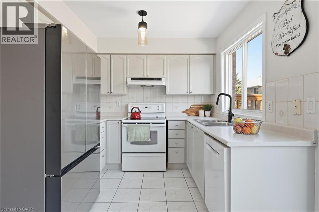 5030 Bunton Crescent, Burlington, ON - Indoor Photo Showing Kitchen With Double Sink