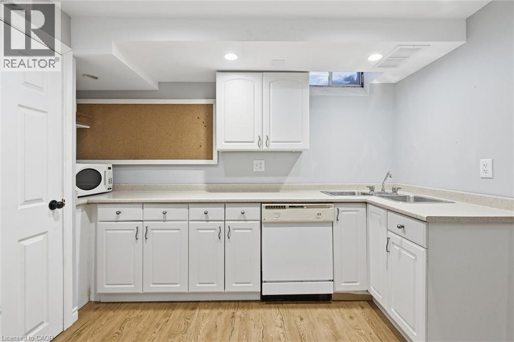 5030 Bunton Crescent, Burlington, ON - Indoor Photo Showing Kitchen