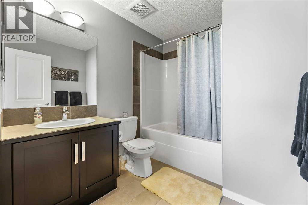 68 New Brighton Point Se, Calgary, AB - Indoor Photo Showing Bathroom