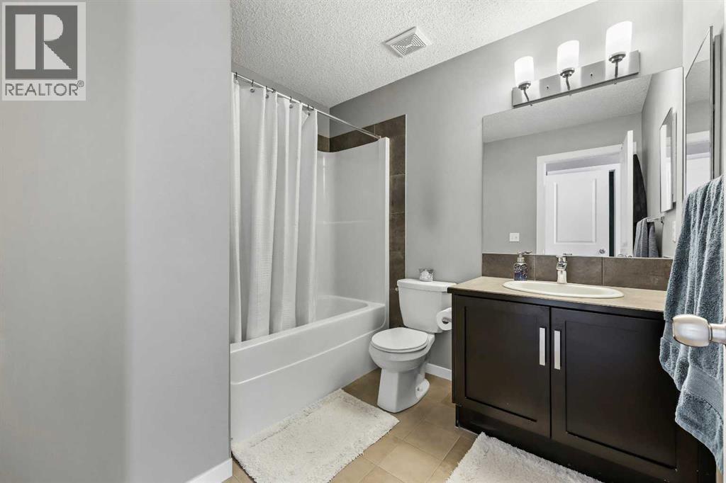 68 New Brighton Point Se, Calgary, AB - Indoor Photo Showing Bathroom