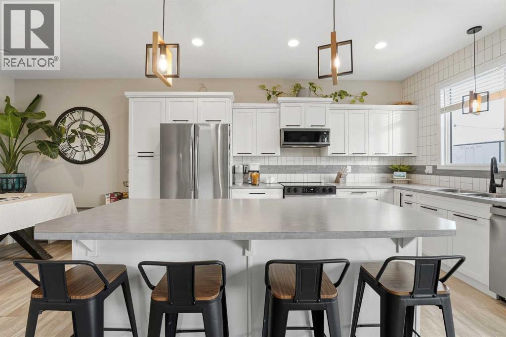 135 Hampton Crescent, Sylvan Lake, AB - Indoor Photo Showing Kitchen With Stainless Steel Kitchen With Upgraded Kitchen