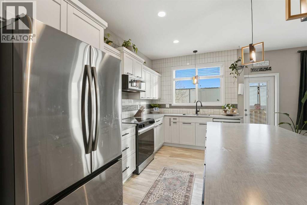 135 Hampton Crescent, Sylvan Lake, AB - Indoor Photo Showing Kitchen With Stainless Steel Kitchen With Upgraded Kitchen
