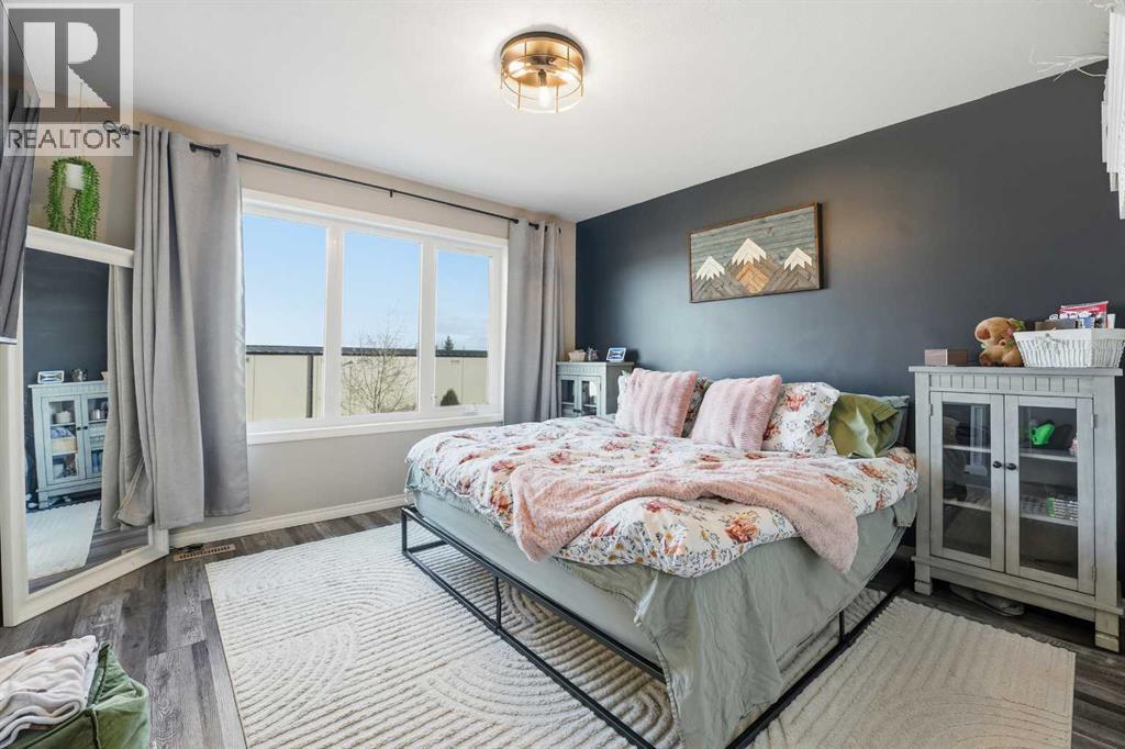 135 Hampton Crescent, Sylvan Lake, AB - Indoor Photo Showing Bedroom
