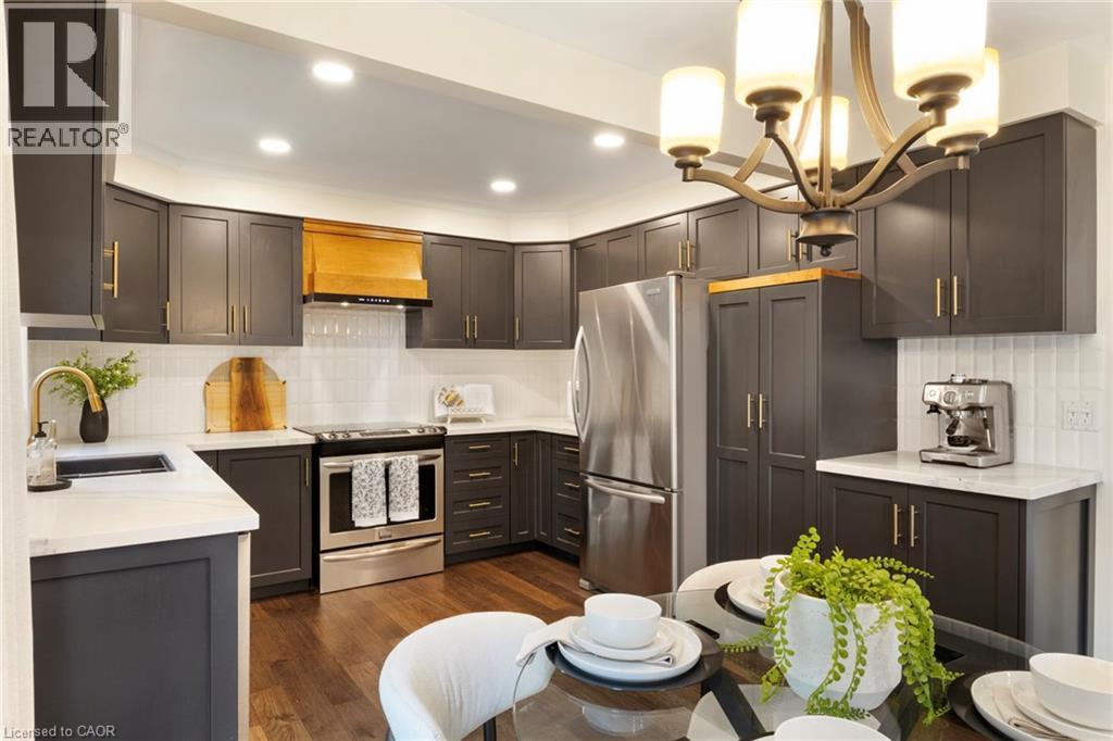 391 Strawberry Crescent, Waterloo, ON - Indoor Photo Showing Kitchen With Upgraded Kitchen