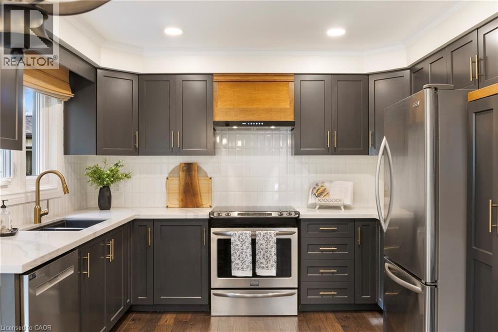 391 Strawberry Crescent, Waterloo, ON - Indoor Photo Showing Kitchen With Double Sink With Upgraded Kitchen